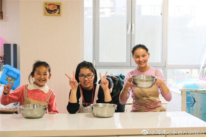 2017年 &ldquo;寒令營(yíng)&rdquo;團(tuán)隊(duì)從不同角度，為北疆山區(qū)的孩子們打開(kāi)了一個(gè)豐富的世界。來(lái)到北京，他們觀看了升旗儀式，參觀了故宮，走進(jìn)北京海洋館和動(dòng)物園。這次寒令營(yíng)，展現(xiàn)在他們面前的是此前從未看到過(guò)的世界，意義非凡。