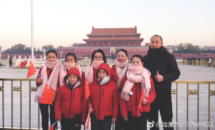 寒令營(yíng)的第一天，孩子們觀看了升旗儀式，走進(jìn)故宮暢聽(tīng)歷史故事。祖國(guó)的樣貌開(kāi)始在他們心里清晰，未來(lái)的希望開(kāi)始在他們心中發(fā)芽。海瀾之家&ldquo;多一克溫暖&rdquo;團(tuán)隊(duì)帶給孩子們精神世界的富足，照亮孩子們夢(mèng)想的啟蒙之路。