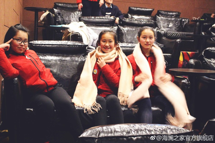 彼時(shí)恰逢《尋夢(mèng)環(huán)游記》上映，&ldquo;寒令營(yíng)&rdquo;的孩子們一起在電影院觀看了電影，平日里最鬧騰的孩子，在第一次看3D電影時(shí)也變得安靜專(zhuān)注。孩子們?cè)谶@段旅程中增長(zhǎng)了見(jiàn)識(shí)，一個(gè)更豐盛的世界就這樣打開(kāi)了。