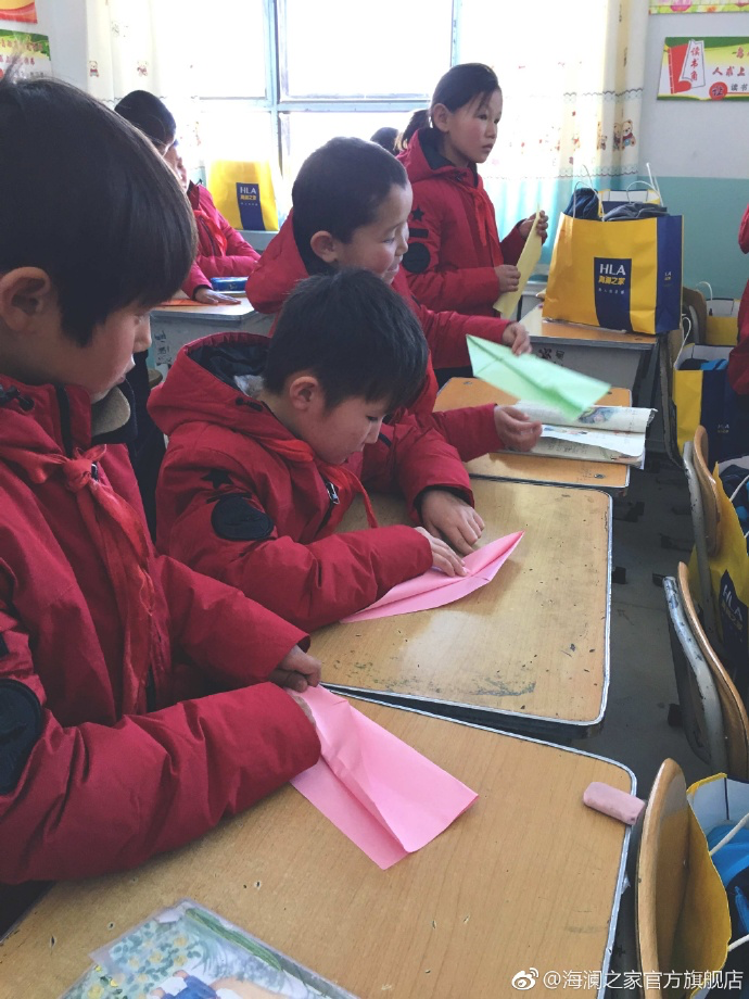 &ldquo;多一克溫暖&rdquo;的志愿者為孩子們帶去承載夢(mèng)想的手工課，孩子們通過(guò)剪紙、畫(huà)畫(huà)、折紙飛機(jī)，讓自己的夢(mèng)想在手中凝聚，隨紙飛機(jī)一起飛向天空，為凜冬帶來(lái)五彩斑斕的希望。