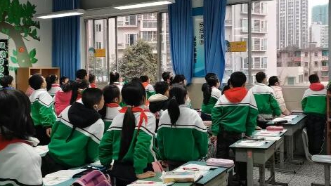 課上到一半，同學(xué)們卻把頭望向了外面！校長說：點贊！