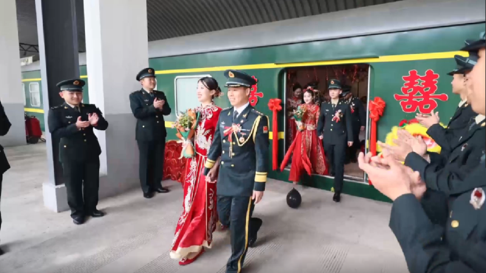 火車當(dāng)&ldquo;婚車&rdquo;，東風(fēng)快遞員最有排面的&ldquo;幸福軍列&rdquo;