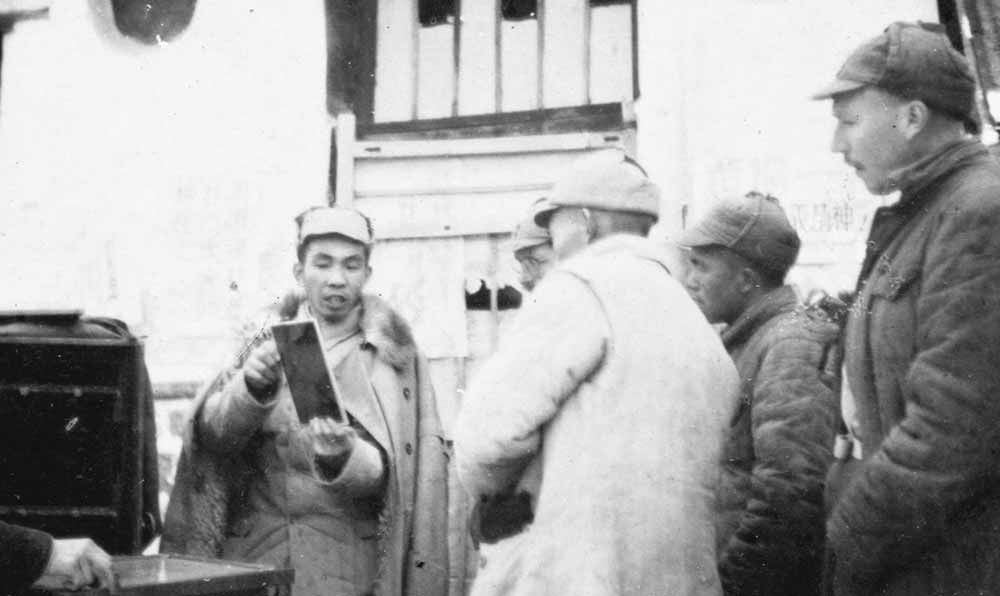 沙飛向參觀者講《晉察冀畫報》的制版情況。