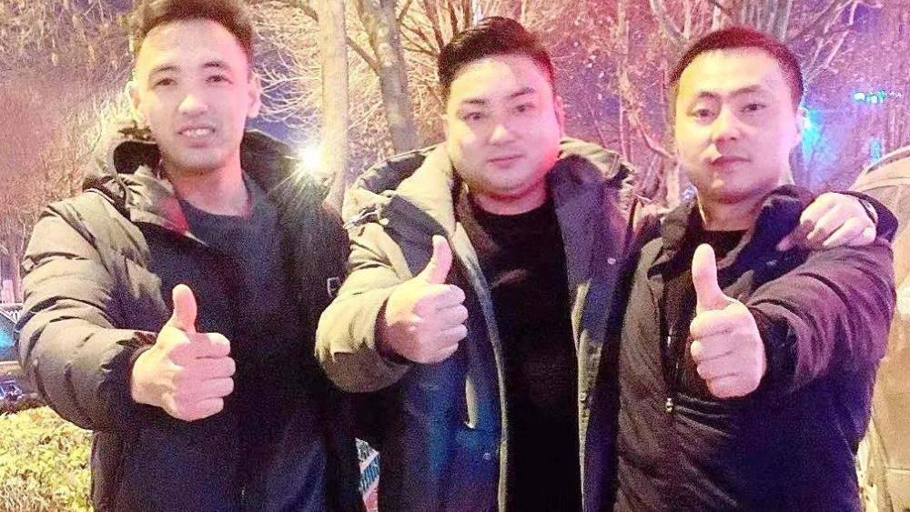 熱點(diǎn)快追｜路面結(jié)冰大貨車開始溜車！24塊&ldquo;救命石&rdquo;幫助緊急脫險(xiǎn)