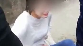 四川一女子墜河欲輕生，兩名消防員一躍而下