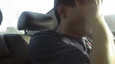 這人啥情況？他在警車上都能睡著