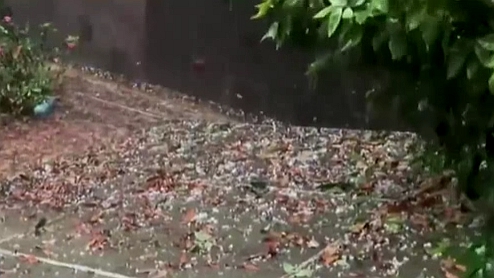 福建漳州：強(qiáng)對(duì)流天氣來(lái)襲 出現(xiàn)雷雨大風(fēng)和冰雹