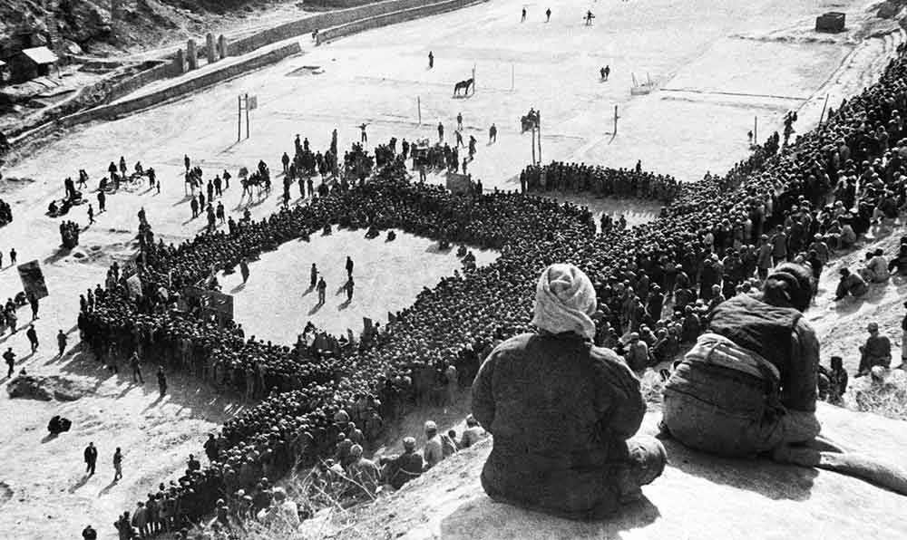 東北文代大會為慶祝斯大林70壽辰，由魯藝文工團演出黃河大合唱。