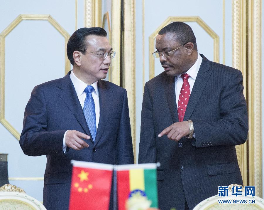 5月4日，中國(guó)國(guó)務(wù)院總理李克強(qiáng)在亞的斯亞貝巴與埃塞俄比亞總理海爾馬里亞姆舉行會(huì)談。這是會(huì)談后，李克強(qiáng)與海爾馬里亞姆共同出席有關(guān)文件簽字儀式。 新華社記者 王曄 攝
