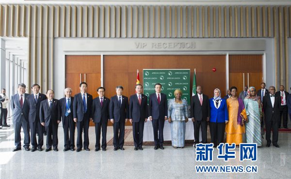 5月5日，中國國務院總理李克強在亞的斯亞貝巴非洲聯(lián)盟總部會見非盟委員會主席祖馬。這是會見后，李克強同祖馬參加集體合影。新華社記者王曄攝