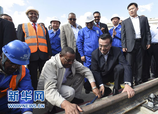 看到中埃雙方員工正在鋪軌作業(yè)，李克強(qiáng)同海爾馬里亞姆一起拿起扳手，擰緊螺絲。新華社記者 李學(xué)仁 攝
