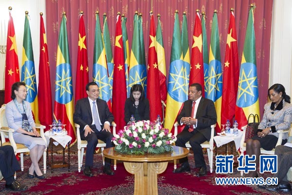 李克強(qiáng)總理夫人程虹、穆拉圖總統(tǒng)夫人梅阿扎參加會(huì)見。新華社記者王曄攝