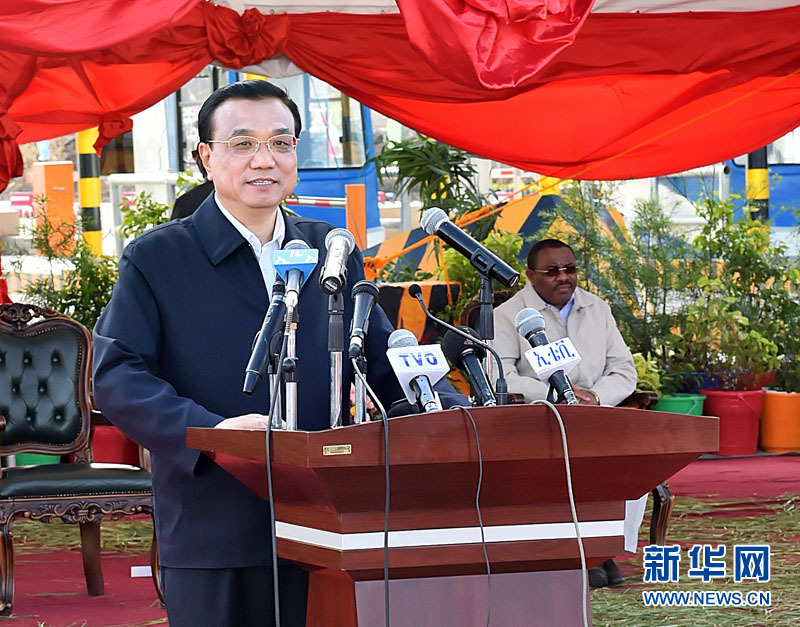 5月5日，國務(wù)院總理李克強(qiáng)與埃塞俄比亞總理海爾馬里亞姆共同出席亞的斯亞貝巴-阿達(dá)瑪高速公路一期竣工揭牌典禮，并為二期工程開工奠基剪彩。這是李克強(qiáng)在典禮上致辭。新華社記者 李濤 攝 