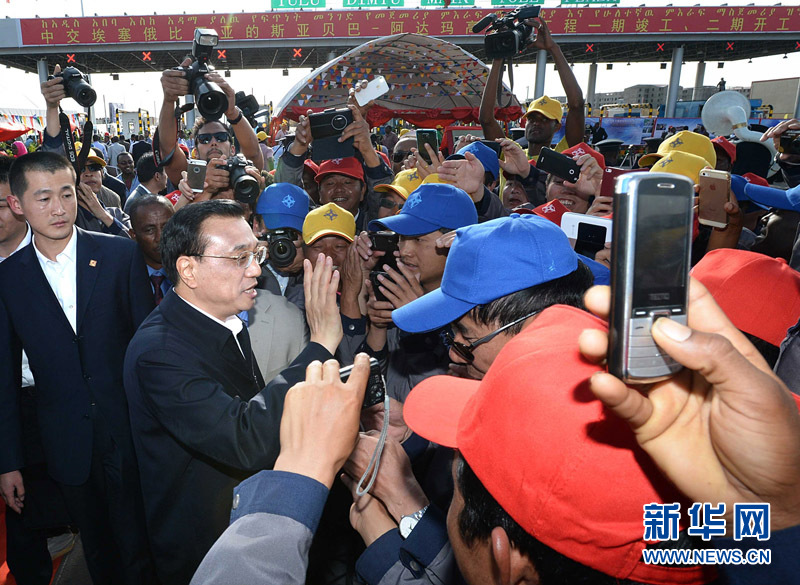5月5日，中國國務(wù)院總理李克強(qiáng)與埃塞俄比亞總理海爾馬里亞姆共同出席亞的斯亞貝巴-阿達(dá)瑪高速公路一期竣工揭牌典禮，并為二期工程開工奠基剪彩。這是典禮結(jié)束后，李克強(qiáng)同工程施工人員親切交談。新華社記者 李濤 攝 