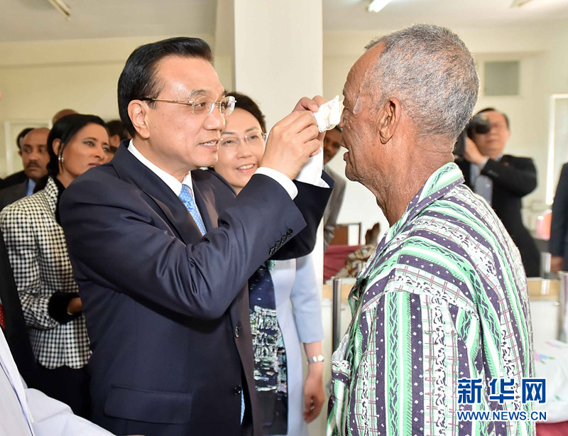 5月6日，國(guó)務(wù)院總理李克強(qiáng)與埃塞俄比亞總統(tǒng)穆拉圖一同來(lái)到亞的斯亞貝巴阿勒塔醫(yī)院，看望受益于中國(guó)免費(fèi)白內(nèi)障手術(shù)&ldquo;光明行&rdquo;活動(dòng)的埃塞俄比亞患者。這是李克強(qiáng)親手為接受中國(guó)醫(yī)生手術(shù)的埃塞俄比亞白內(nèi)障患者拆開紗布。 新華社記者 李濤 攝 