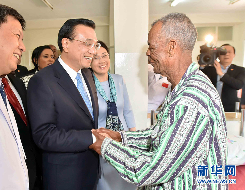 5月6日，中國(guó)國(guó)務(wù)院總理李克強(qiáng)與埃塞俄比亞總統(tǒng)穆拉圖一同來(lái)到亞的斯亞貝巴阿勒塔醫(yī)院，看望受益于中國(guó)免費(fèi)白內(nèi)障手術(shù)&ldquo;光明行&rdquo;活動(dòng)的埃塞俄比亞患者。新華社記者 李濤 攝 