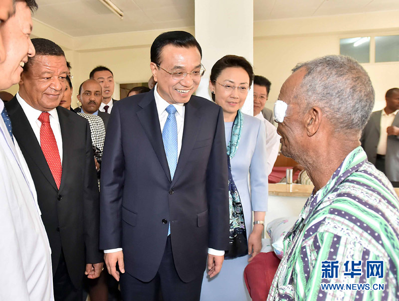 5月6日，中國(guó)國(guó)務(wù)院總理李克強(qiáng)與埃塞俄比亞總統(tǒng)穆拉圖一同來(lái)到亞的斯亞貝巴阿勒塔醫(yī)院，看望受益于中國(guó)免費(fèi)白內(nèi)障手術(shù)&ldquo;光明行&rdquo;活動(dòng)的埃塞俄比亞患者。新華社記者 李濤 攝 