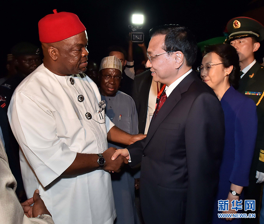     5月6日，應(yīng)尼日利亞總統(tǒng)喬納森邀請(qǐng)，國(guó)務(wù)院總理李克強(qiáng)乘專機(jī)抵達(dá)阿布賈國(guó)際機(jī)場(chǎng)，開始對(duì)尼日利亞進(jìn)行正式訪問(wèn)。李克強(qiáng)總理夫人程虹同機(jī)抵達(dá)。新華社記者 李濤 攝 
