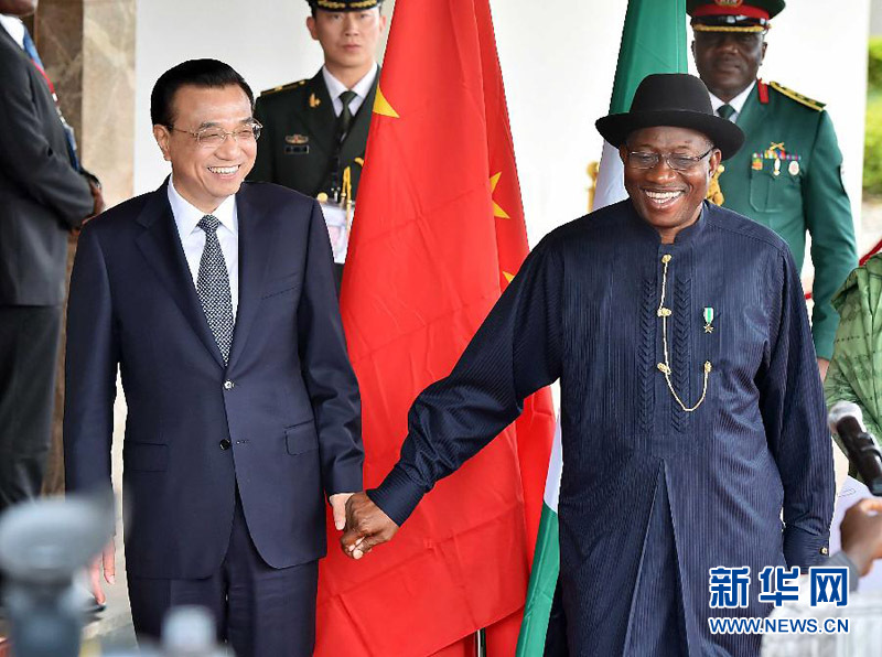 5月7日，中國國務院總理李克強在阿布賈與尼日利亞總統(tǒng)喬納森會談后共同會見記者，并回答記者提問。 新華社記者李濤攝 