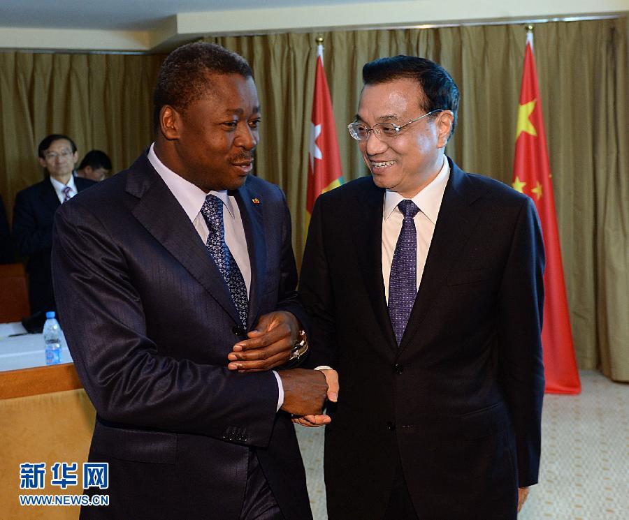 5月7日，正在尼日利亞訪問的中國國務(wù)院總理李克強在阿布賈會見出席第24屆世界經(jīng)濟(jì)論壇非洲峰會全會的多哥總統(tǒng)福雷。 新華社記者 李濤 攝 