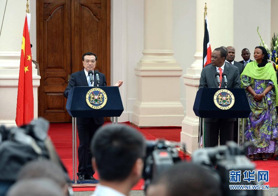 5月10日，中國國務(wù)院總理李克強(qiáng)在肯尼亞國家宮與肯總統(tǒng)肯雅塔舉行會談后共同會見記者。 新華社記者 李濤 攝 