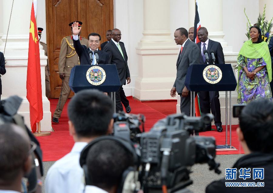 5月10日，中國國務(wù)院總理李克強(qiáng)在肯尼亞國家宮與肯總統(tǒng)肯雅塔舉行會談后共同會見記者。 新華社記者 李濤 攝 