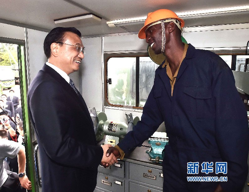 5月11日，中國國務(wù)院總理李克強(qiáng)參觀肯尼亞國家青年服務(wù)隊(duì)。這是李克強(qiáng)與服務(wù)隊(duì)隊(duì)員親切交談。 新華社記者 李濤 攝