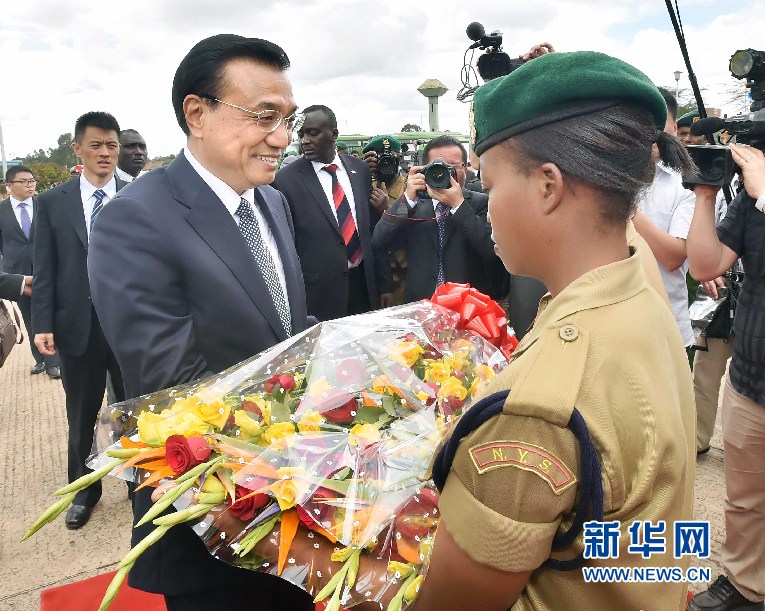 5月11日，中國國務(wù)院總理李克強(qiáng)參觀肯尼亞國家青年服務(wù)隊(duì)。這是服務(wù)隊(duì)隊(duì)員向李克強(qiáng)敬獻(xiàn)鮮花。 新華社記者 李濤 攝