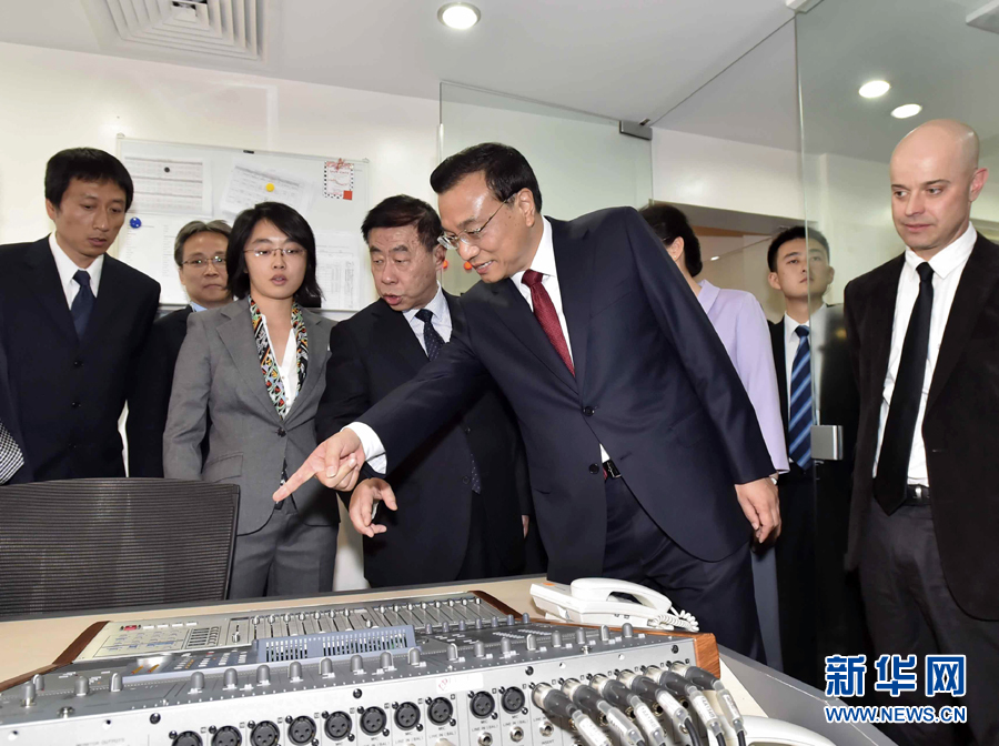 5月11日，中國(guó)國(guó)務(wù)院總理李克強(qiáng)在肯尼亞首都內(nèi)羅畢看望并慰問(wèn)中央電視臺(tái)非洲分臺(tái)員工。 新華社記者 李濤 攝 