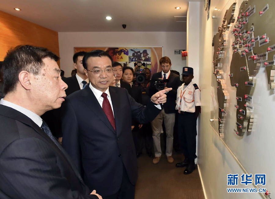 5月11日，中國(guó)國(guó)務(wù)院總理李克強(qiáng)在肯尼亞首都內(nèi)羅畢看望并慰問(wèn)中央電視臺(tái)非洲分臺(tái)員工。 新華社記者 李濤 攝 