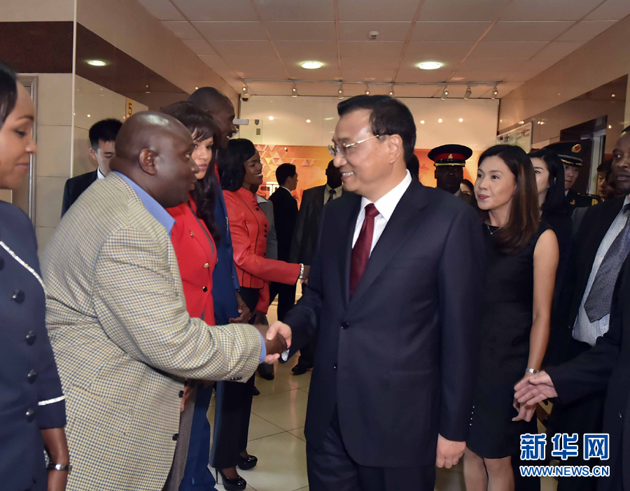 5月11日，中國(guó)國(guó)務(wù)院總理李克強(qiáng)在肯尼亞首都內(nèi)羅畢看望并慰問(wèn)中央電視臺(tái)非洲分臺(tái)員工。 新華社記者 李濤 攝 