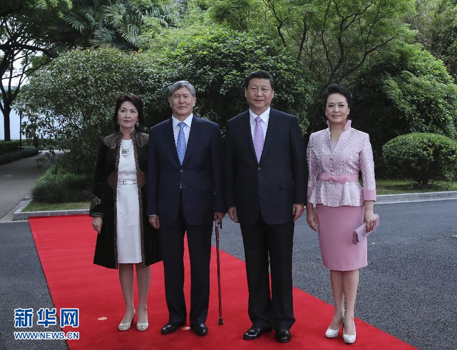 會(huì)談前，習(xí)近平在上海西郊會(huì)議中心廣場(chǎng)為阿坦巴耶夫舉行歡迎儀式。新華社記者 蘭紅光 攝 