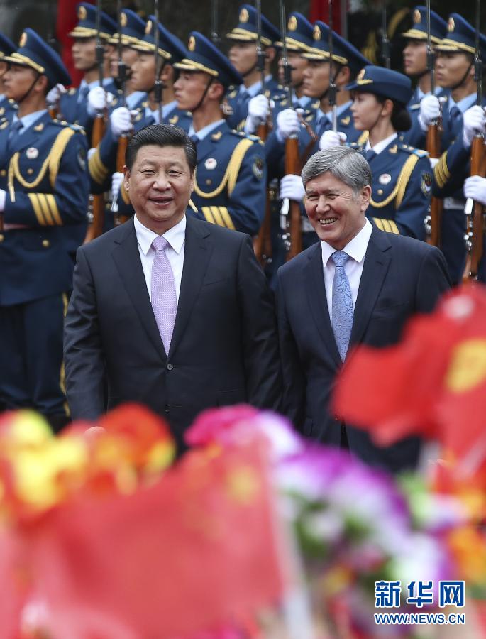 會(huì)談前，習(xí)近平在上海西郊會(huì)議中心廣場(chǎng)為阿坦巴耶夫舉行歡迎儀式。新華社記者 蘭紅光 攝 