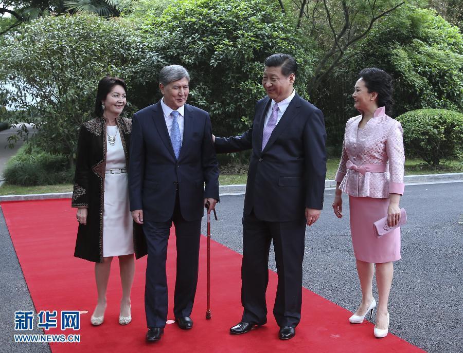 會(huì)談前，習(xí)近平在上海西郊會(huì)議中心廣場(chǎng)為阿坦巴耶夫舉行歡迎儀式。新華社記者 蘭紅光 攝 