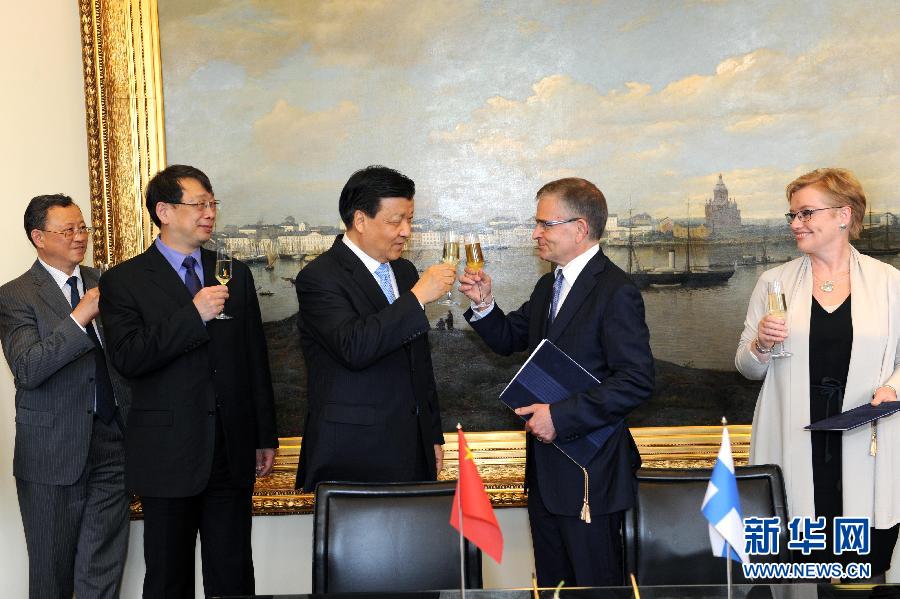 6月13日，中共中央政治局常委、中央書記處書記劉云山在赫爾辛基與赫爾辛基市長帕尤寧共同出席中芬有關(guān)文化藝術(shù)合作及交流活動的諒解備忘錄簽字儀式。新華社記者饒愛民攝 