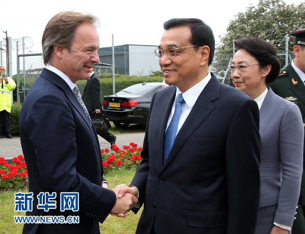 6月16日，應(yīng)英國首相卡梅倫邀請，國務(wù)院總理李克強乘專機抵達倫敦希思羅機場，開始對英國進行正式訪問。李克強總理夫人程虹同機抵達。這是英國政府高級官員到機場迎接李克強總理和夫人。新華社記者 龐興雷 攝