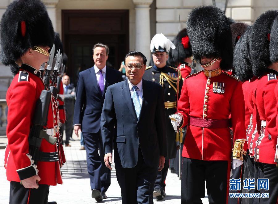 6月17日，中國(guó)國(guó)務(wù)院總理李克強(qiáng)在倫敦唐寧街10號(hào)首相府同英國(guó)首相卡梅倫舉行中英總理年度會(huì)晤。這是會(huì)晤前，卡梅倫為李克強(qiáng)舉行隆重的歡迎儀式。新華社記者 龐興雷 攝  