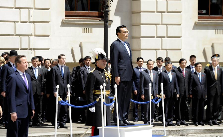 6月17日，中國(guó)國(guó)務(wù)院總理李克強(qiáng)在倫敦唐寧街10號(hào)首相府同英國(guó)首相卡梅倫舉行中英總理年度會(huì)晤。這是會(huì)晤前，卡梅倫為李克強(qiáng)舉行隆重的歡迎儀式。新華社記者 張鐸 攝 