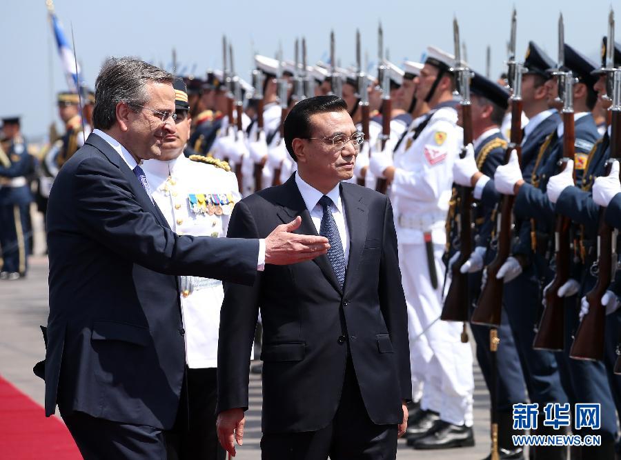 6月19日，國(guó)務(wù)院總理李克強(qiáng)乘專機(jī)抵達(dá)雅典國(guó)際機(jī)場(chǎng)，開始對(duì)希臘進(jìn)行正式訪問(wèn)。希臘總理薩馬拉斯在機(jī)場(chǎng)為李克強(qiáng)舉行隆重的歡迎儀式。這是李克強(qiáng)在薩馬拉斯的陪同下檢閱儀仗隊(duì)。新華社記者 龐興雷 攝  