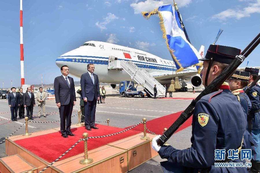 6月19日，國(guó)務(wù)院總理李克強(qiáng)乘專機(jī)抵達(dá)雅典國(guó)際機(jī)場(chǎng)，開始對(duì)希臘進(jìn)行正式訪問(wèn)。希臘總理薩馬拉斯在機(jī)場(chǎng)為李克強(qiáng)舉行隆重的歡迎儀式。新華社記者 李濤 攝