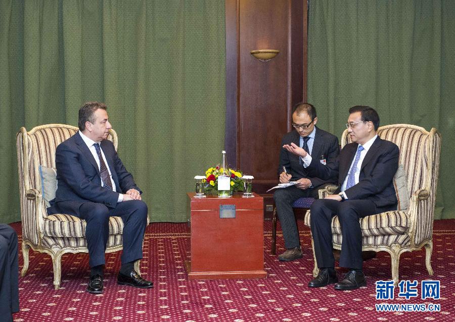 6月21日，國(guó)務(wù)院總理李克強(qiáng)在希臘克里特省首府伊拉克利翁會(huì)見(jiàn)省長(zhǎng)阿爾納烏塔基斯。 新華社記者 王曄 攝