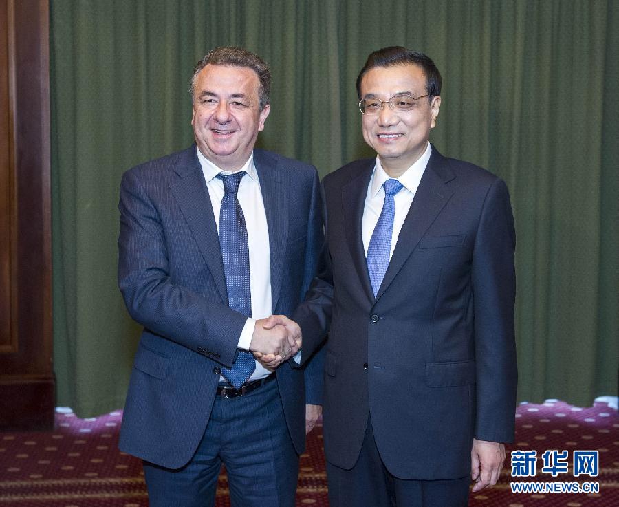 6月21日，國(guó)務(wù)院總理李克強(qiáng)在希臘克里特省首府伊拉克利翁會(huì)見(jiàn)省長(zhǎng)阿爾納烏塔基斯。 新華社記者 王曄 攝