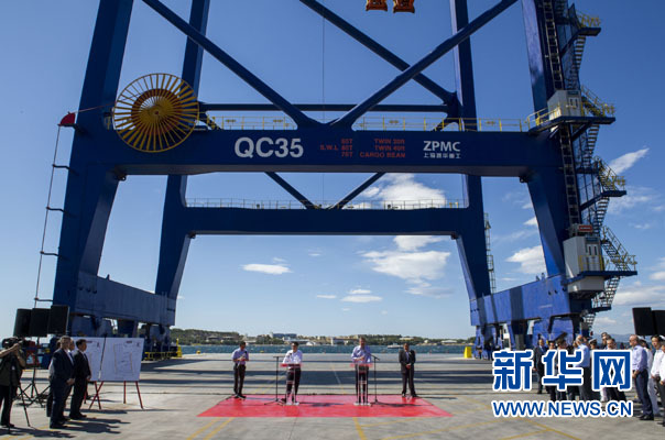 這是李克強(qiáng)和薩馬拉斯在3號(hào)碼頭發(fā)表講話。新華社記者 王曄 攝