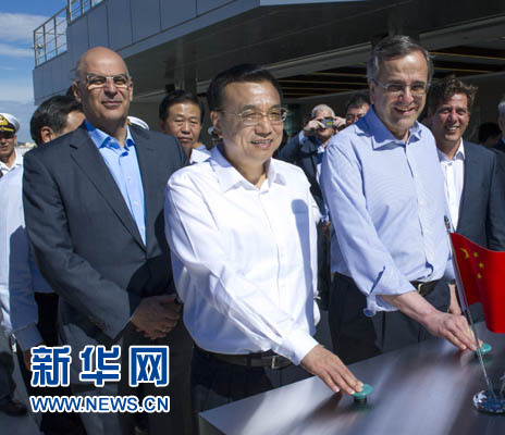 這是李克強(qiáng)與薩馬拉斯共同發(fā)出指令，一列滿載中國(guó)貨物的列車緩緩駛出比雷埃夫斯港，開往中東歐目的地。新華社記者 王曄 攝