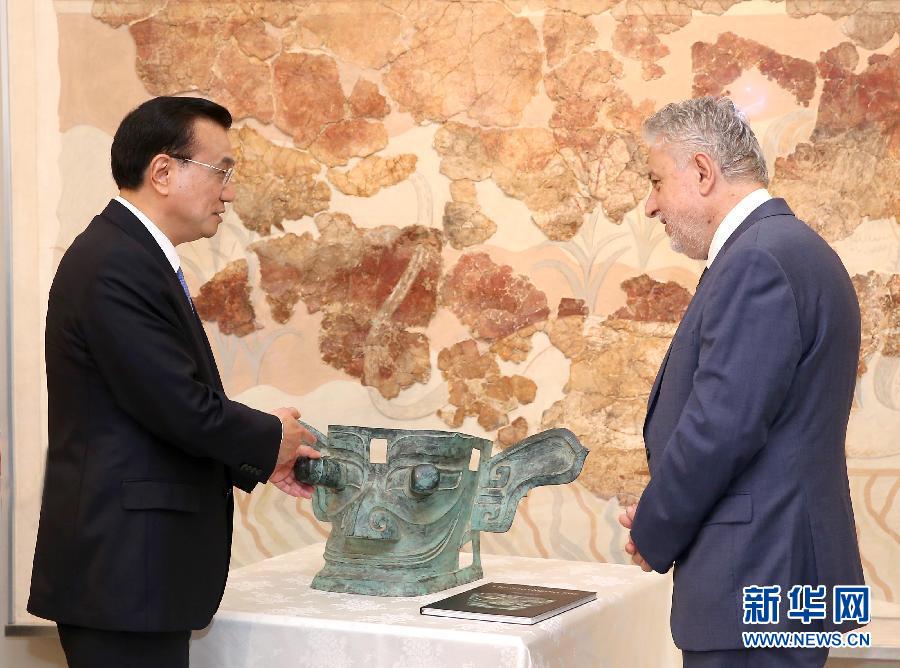 6月21日，國務院總理李克強與希臘總理薩馬拉斯共同出席希臘伊拉克利翁博物館新館開館儀式并發(fā)表講話。這是李克強向伊拉克利翁博物館贈送三星堆出土文物復制品。新華社記者 龐興雷 攝 