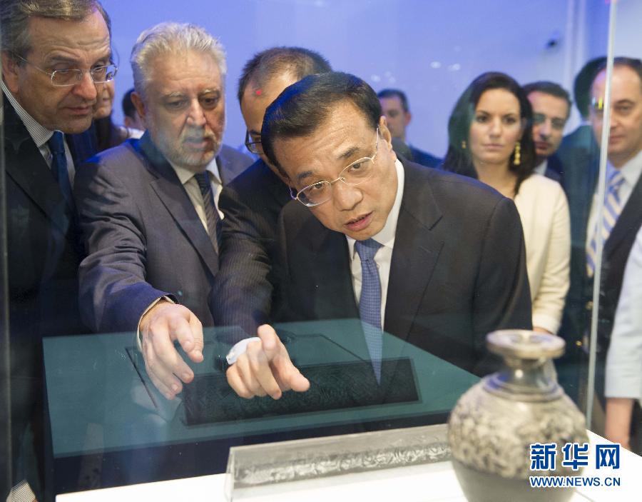  6月21日，國務院總理李克強與希臘總理薩馬拉斯共同出席希臘伊拉克利翁博物館新館開館儀式并發(fā)表講話。這是李克強在參觀博物館展品。新華社記者 黃敬文 攝 