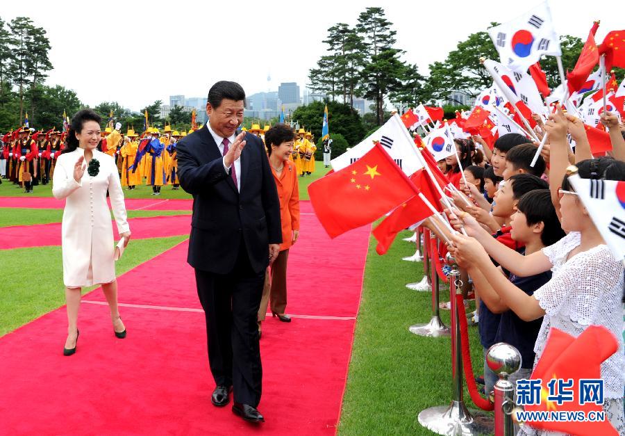 7月3日，國(guó)家主席習(xí)近平在首爾同韓國(guó)總統(tǒng)樸槿惠舉行會(huì)談。會(huì)談前，樸槿惠在青瓦臺(tái)總統(tǒng)府為習(xí)近平舉行隆重歡迎儀式。 新華社記者饒愛(ài)民攝 