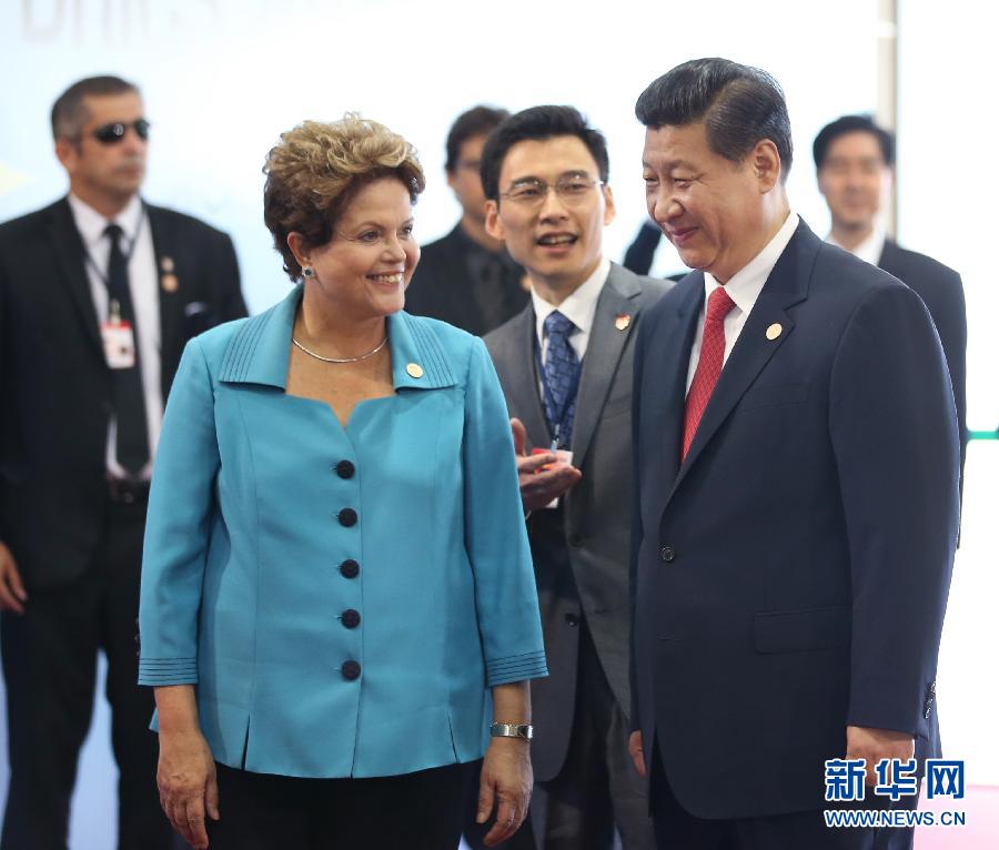 7月15日，國家主席習近平在巴西福塔萊薩出席金磚國家領導人第六次會晤。這是巴西總統(tǒng)羅塞夫迎接習近平主席。 新華社記者 蘭紅光 攝 