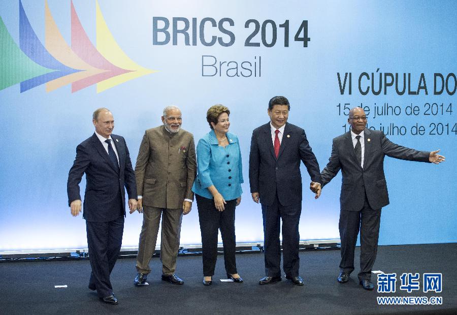 7月15日，國家主席習近平在巴西福塔萊薩出席金磚國家領導人第六次會晤。這是金磚國家領導人集體合影。 新華社記者王曄攝  