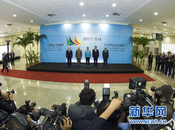 7月15日，國家主席習近平在巴西福塔萊薩出席金磚國家領導人第六次會晤。這是金磚國家領導人集體合影。 新華社記者王曄攝